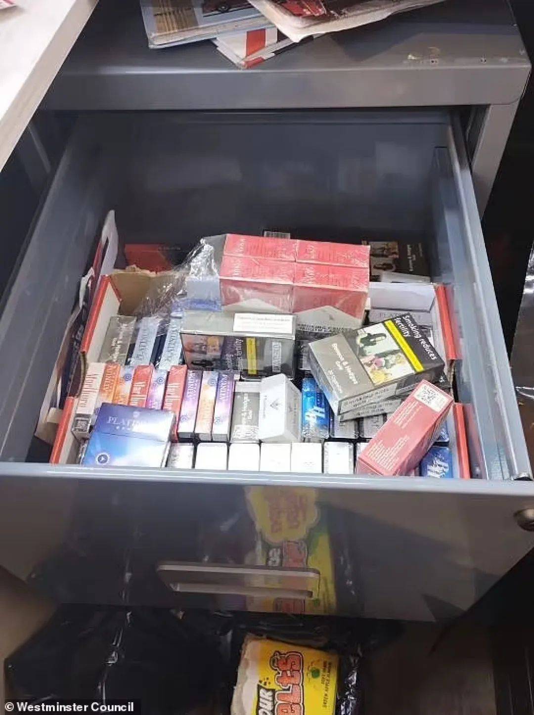 如何申请皇冠信用盘
_英国一糖果店有隐藏通道如何申请皇冠信用盘
，游客给近9000元才能进去，里面都是假货