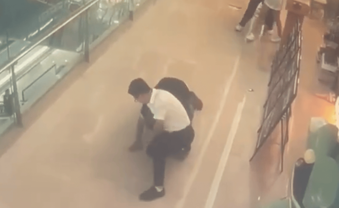 皇冠信用網代理注册
_襄阳女店员迎客时疑被路过男子伸手性骚扰皇冠信用網代理注册
，店长冲出第一时间制服，当地：男子已被行拘