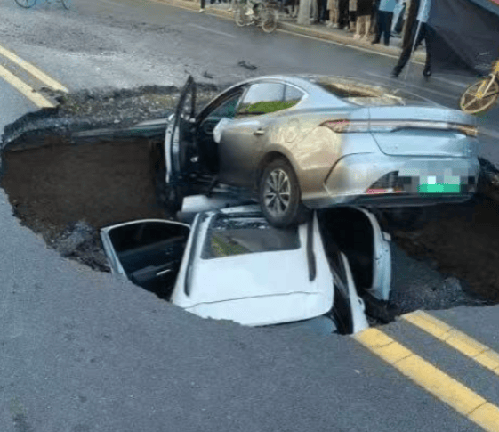 皇冠信用網会员开户
_邯郸一路面有车辆掉入坑中?多部门回应:确有此事皇冠信用網会员开户
,正积极处理