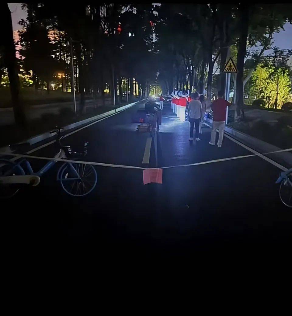 皇冠信用網结算日是哪天_武汉大妈拉线封路跳广场舞皇冠信用網结算日是哪天，悬挂告示“锻炼区域车辆绕行”？当地回应