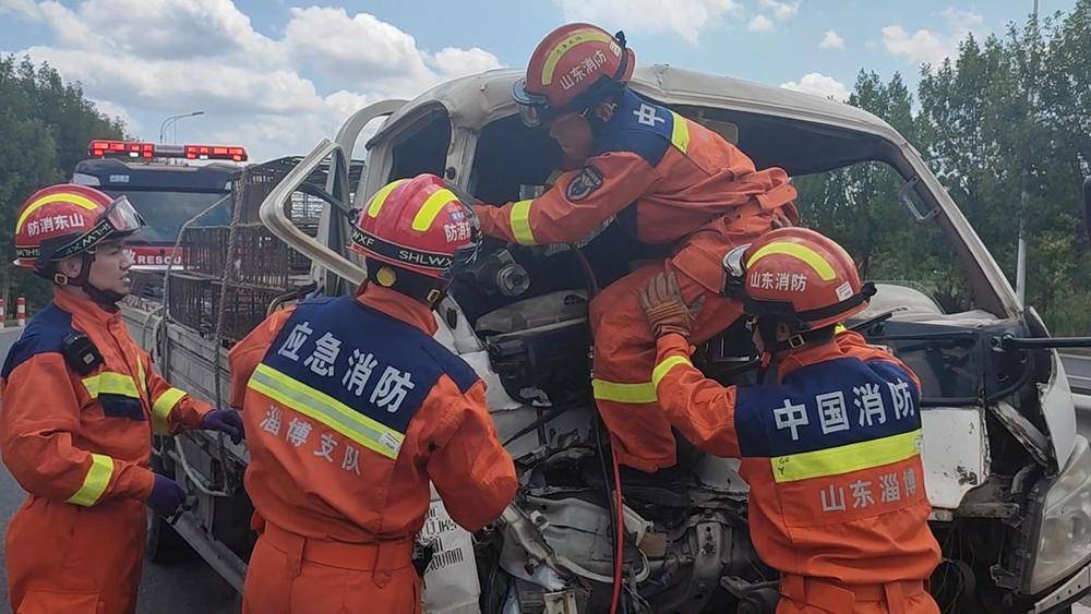 大阪vs奈良俱乐部_山东淄博：两车相撞大阪vs奈良俱乐部，1人被困驾驶室，淄博消防成功救援