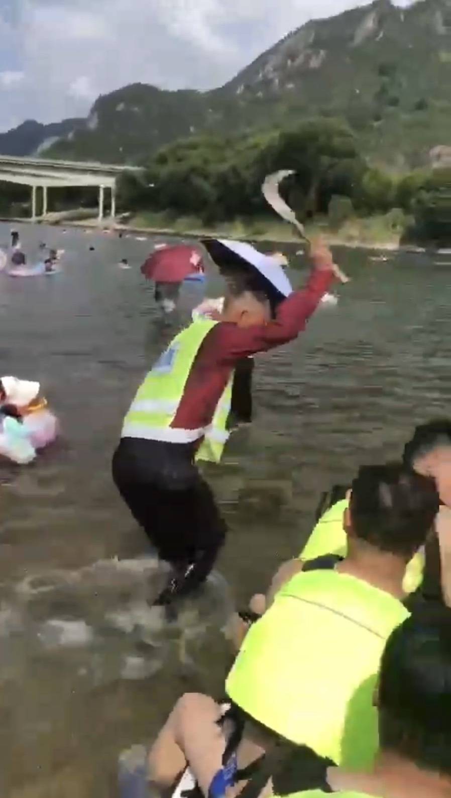 体育皇冠信用网站_浙江永嘉通报“巡查人员用镰刀砍穿桨板”：属地派出所已受案调查