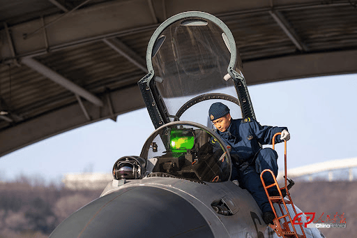 体育皇冠信用网站_央视曝光中国航母24架歼-15出动全过程体育皇冠信用网站，遭遇美军F/A-18谁更强？