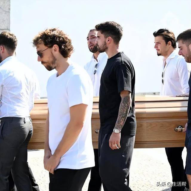 皇冠信用網_催泪！若塔葬礼举行皇冠信用網，妻子趴棺木痛哭，葡萄牙队友为他抬棺！FIFA总部已降半旗志哀