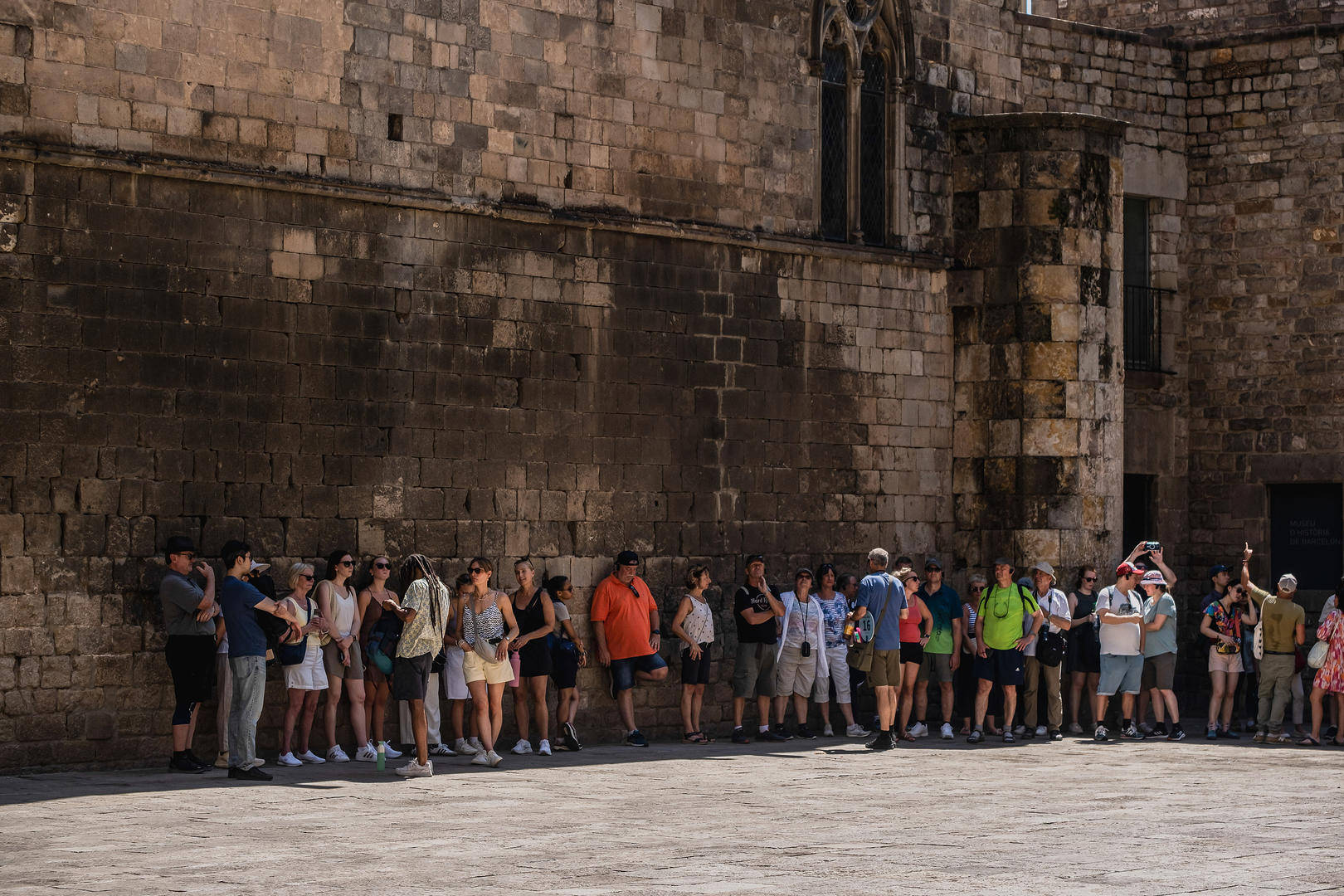 皇冠信用怎么租_飙至46℃！欧洲人在“烤箱”中自救：风扇+冰碗降温皇冠信用怎么租，“无空调挑战”成热搜