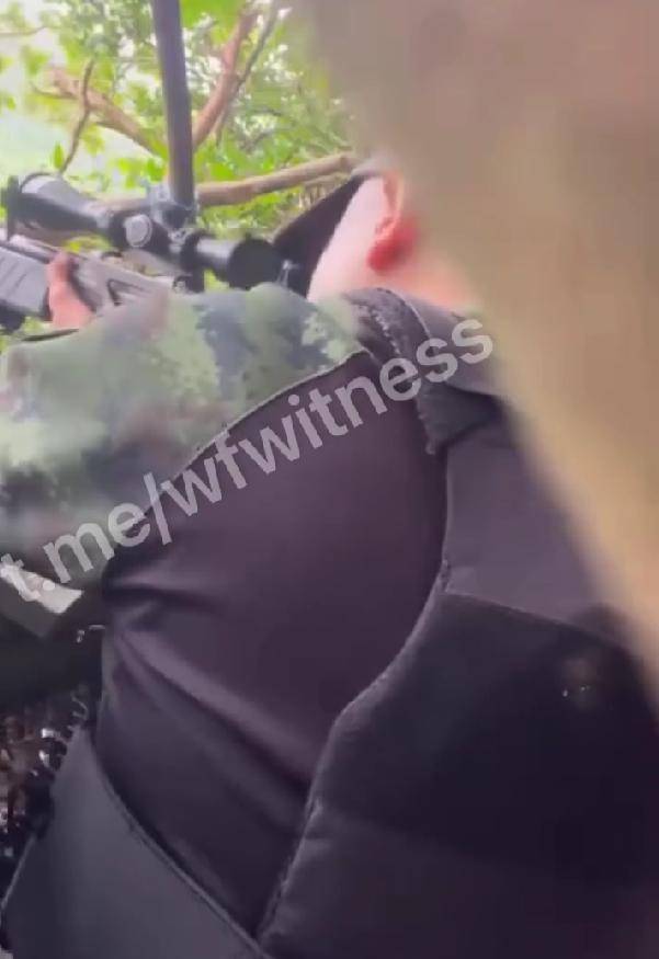 皇冠信用APP下载_泰国狙击手开火皇冠信用APP下载，中国85高机打出超越射击，柬埔寨战士光膀子打81