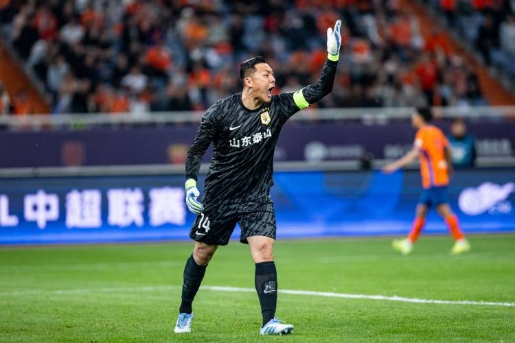 皇冠信用网APP下载_泰山球迷怒斥王大雷：扔队长袖标不可饶恕皇冠信用网APP下载！无论他曾做过多少贡献