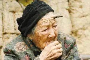 圣保利vs多特蒙德_太突然！上海98岁阿婆拿起剪刀圣保利vs多特蒙德，一把剪掉头上的“角”！网友：对自己够狠