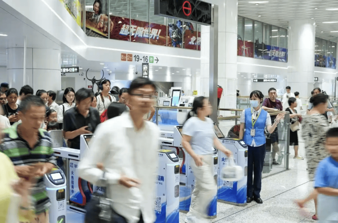 黑镇市vs卧龙岗狼队_历史首次！深圳地铁客流又爆了黑镇市vs卧龙岗狼队，这三条线路人最多