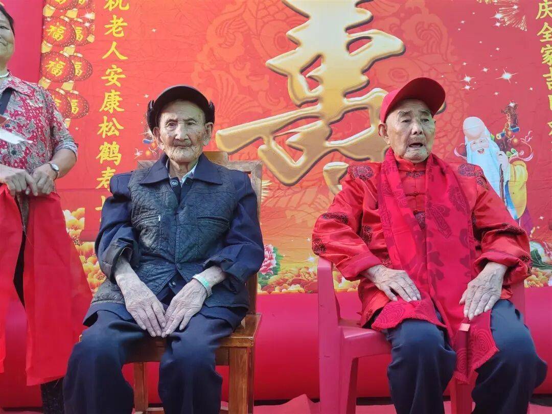 皇冠信用盘账号开通_重庆103岁哥哥参加100岁弟弟生日宴皇冠信用盘账号开通，家人：他俩粗茶淡饭从不挑食，家族有长寿基因