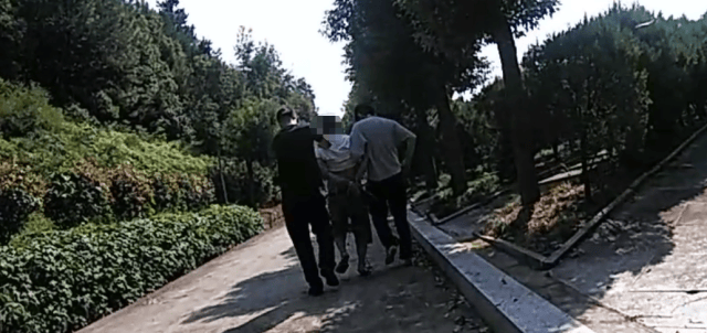 皇冠信用盘网址_诡异！浙江男子独自前往公墓皇冠信用盘网址，偷偷塞了一大笔钱！民警顺藤摸瓜还搜出了假发、人脸面具……