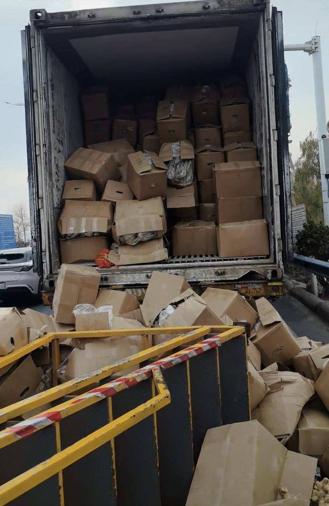 皇冠信用网登2代理_河南收费站绿通悲剧：司机被要求登上损坏梯子查货