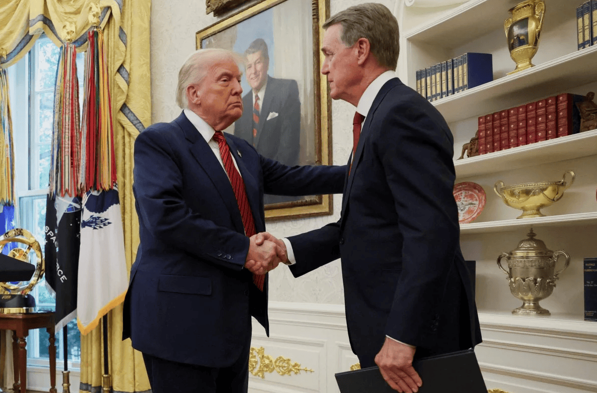 皇冠信用网会员_通话后皇冠信用网会员，高市都笑裂了，特朗普转头就见驻华大使