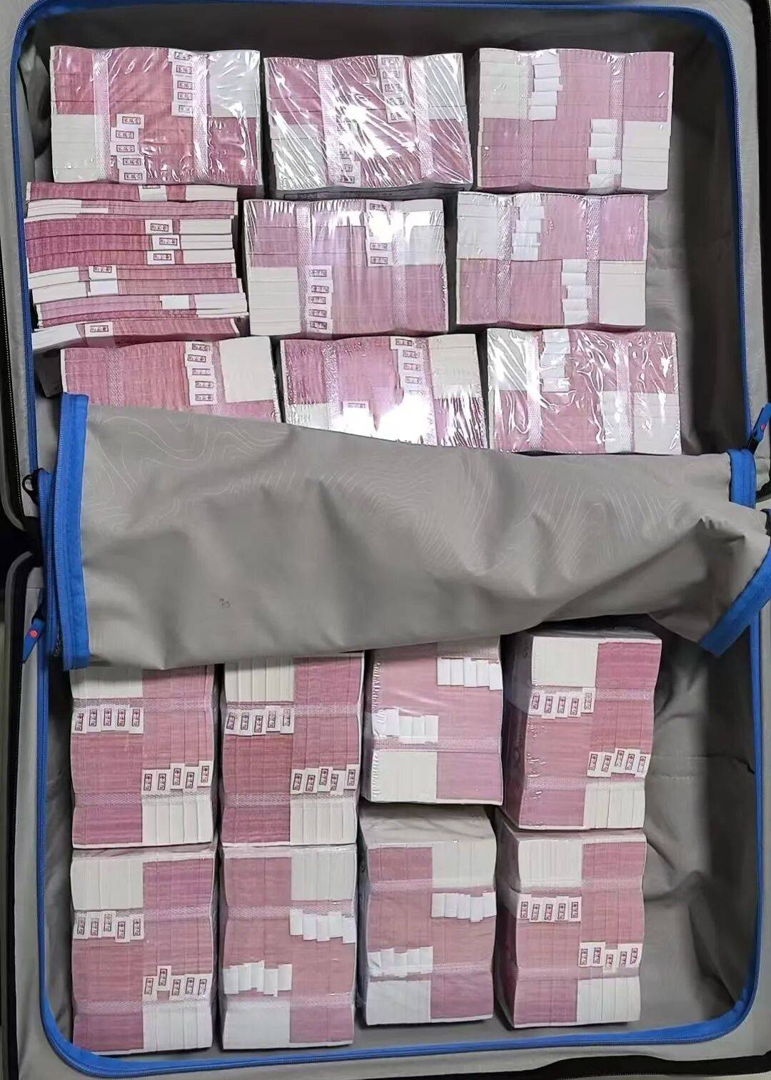 皇冠ag hga026
_湖南一8旬老人扛170万现金去存钱皇冠ag hga026
,柜员清点查验发现全是练功券,无一张真币,警方仅用5小时成功破案,犯罪嫌疑人已被刑拘